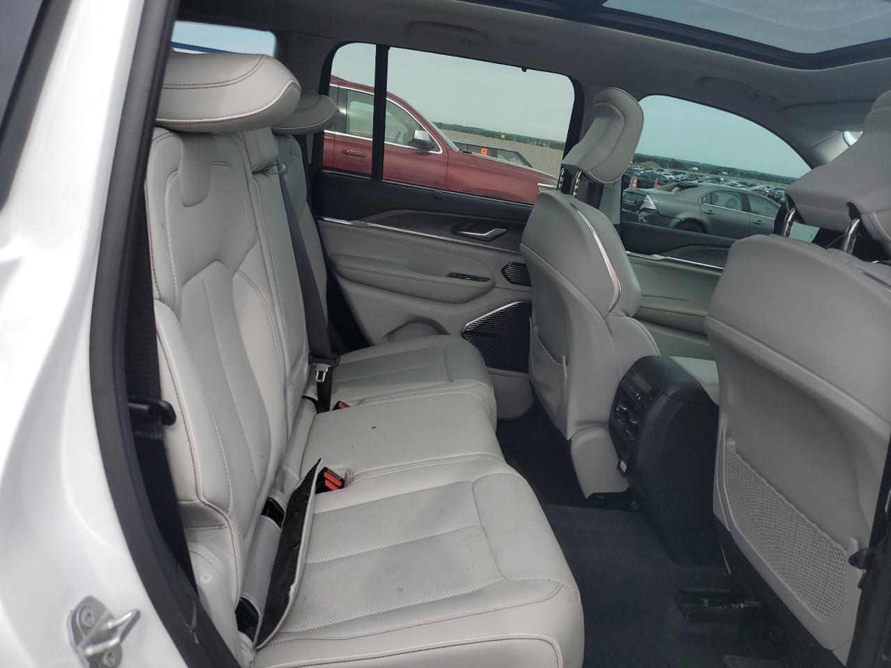 1C4RJHDG4N8633006 2022 Jeep Grand Cherokee Overland