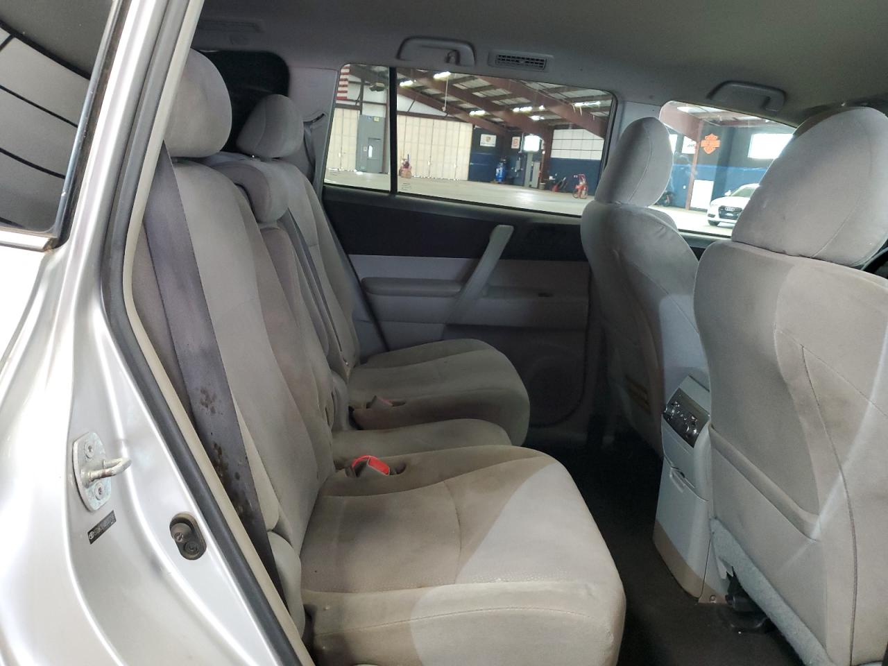 5TDBK3EH8BS077587 2011 Toyota Highlander Base