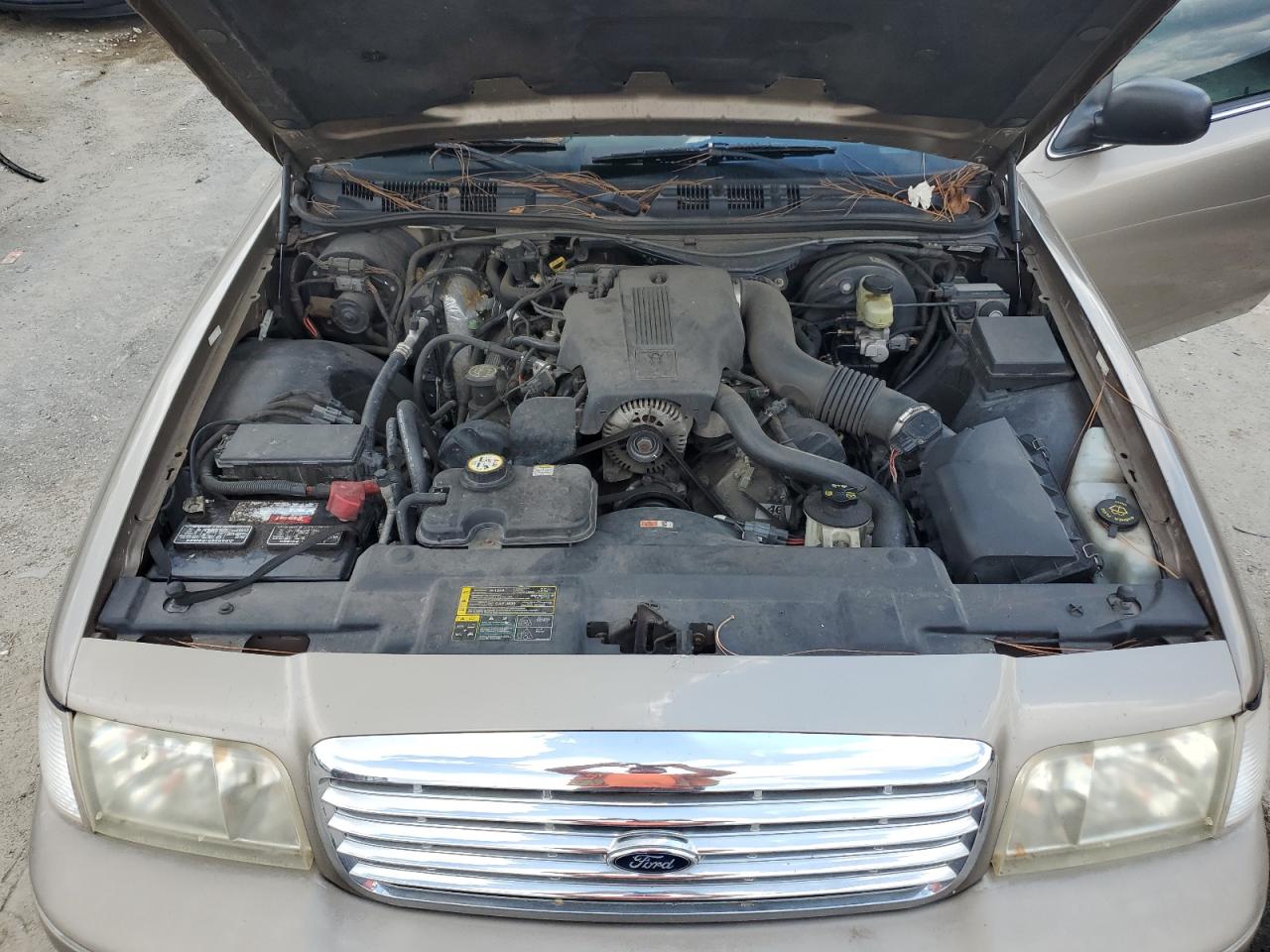 2FAFP74W14X129052 2004 Ford Crown Victoria Lx