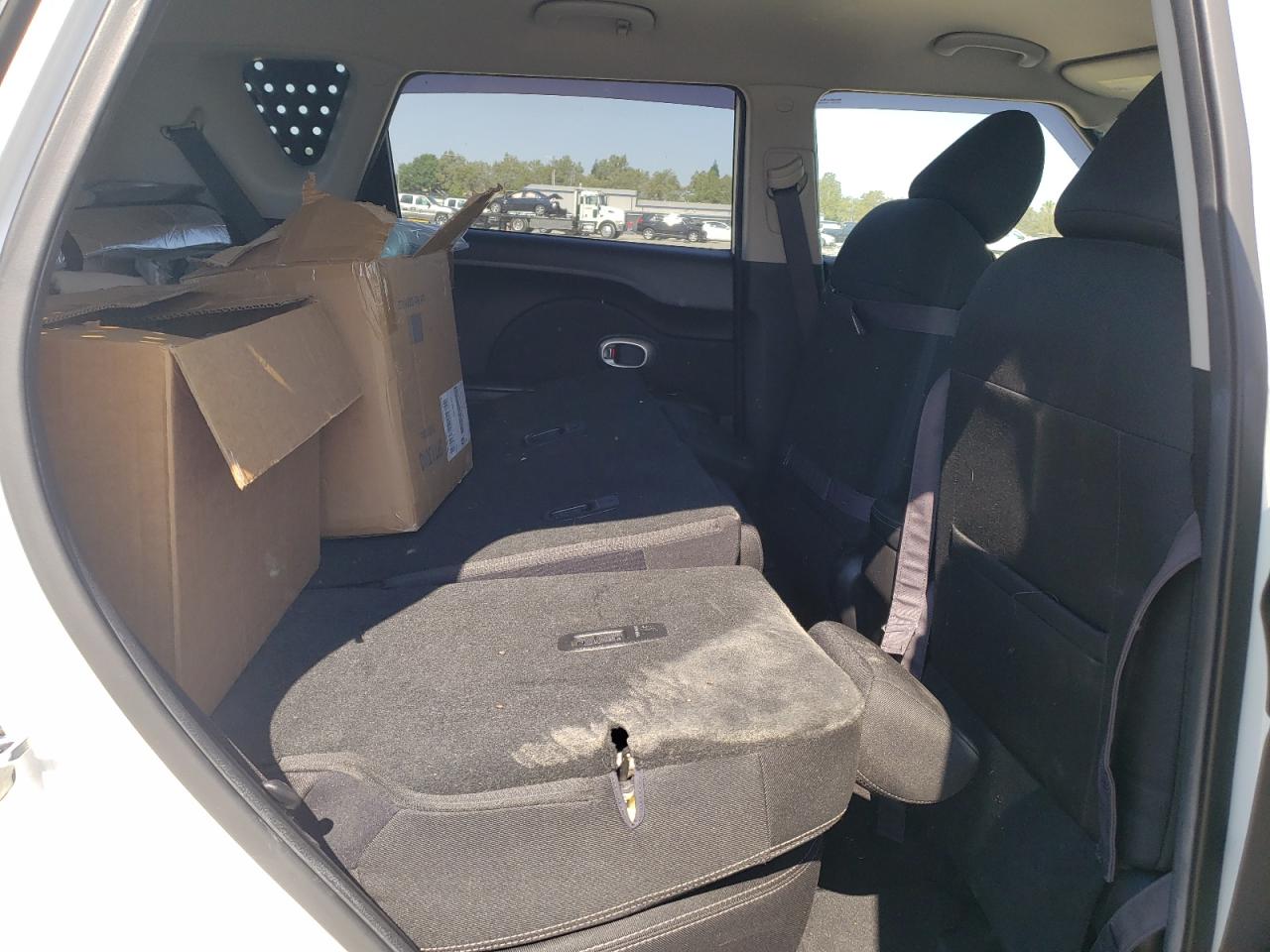 KNDJP3A52J7906977 2018 Kia Soul +