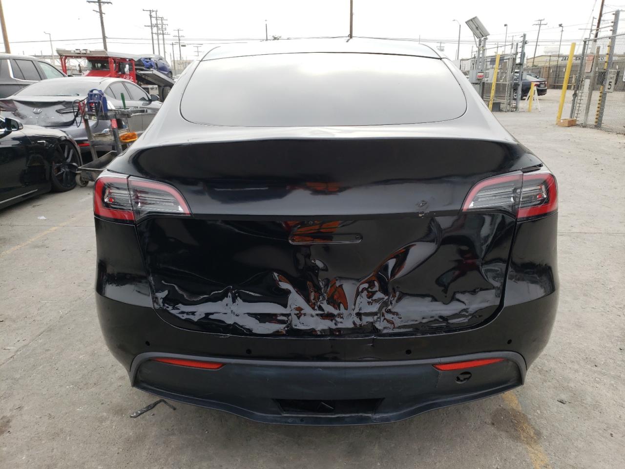 2021 Tesla Model Y vin: 5YJYGDEF4MF209476