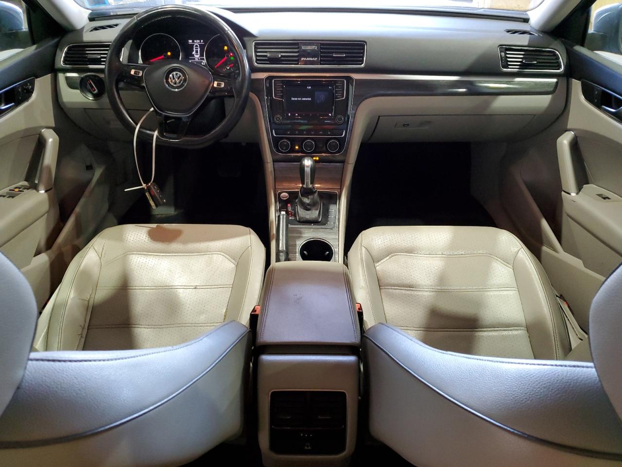 1VWBA7A37JC022050 2018 Volkswagen Passat Se