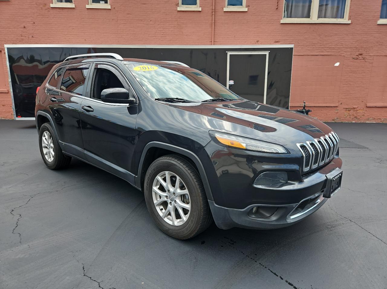 2016 Jeep Cherokee Latitude vin: 1C4PJMCS0GW285614