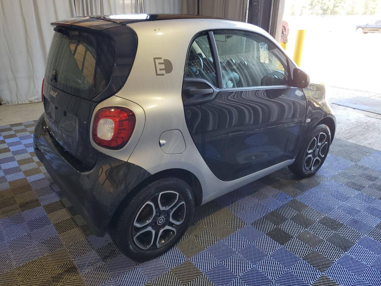 2017 Smart Fortwo vin: WMEFJ9BA2HK230187