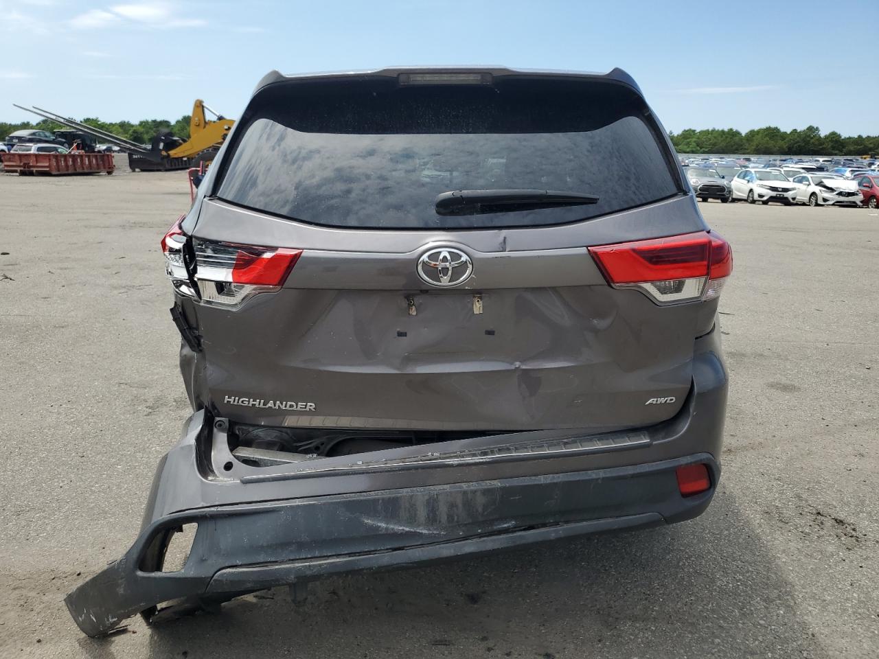 5TDBZRFH3JS820636 2018 Toyota Highlander Le