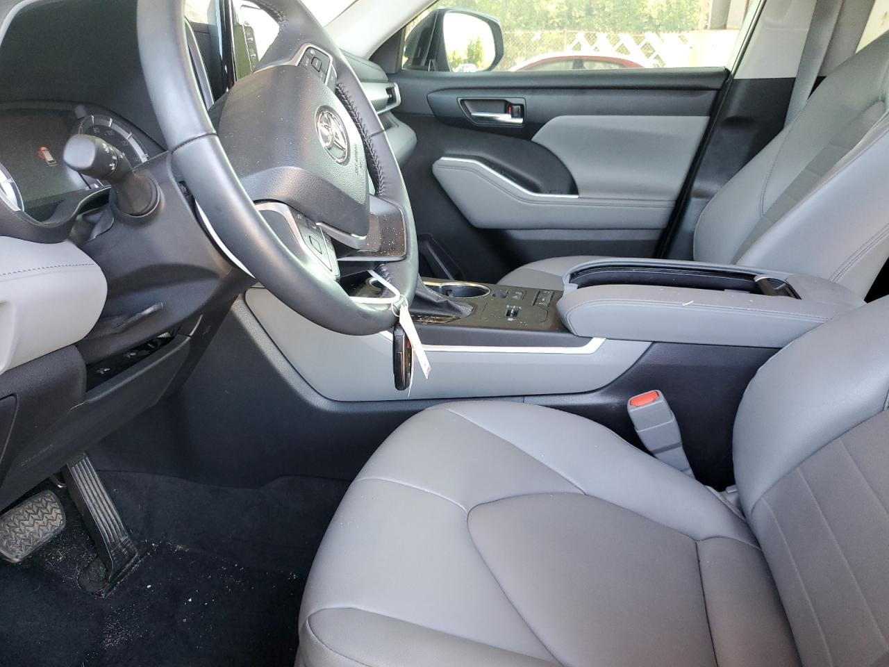 5TDGZRAH9NS140145 2022 Toyota Highlander Xle