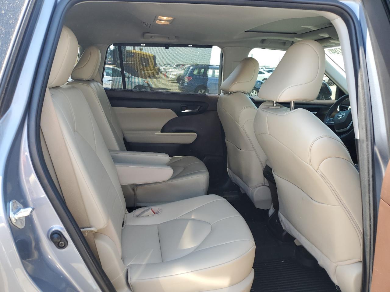 5TDHZRBH7NS195194 2022 Toyota Highlander Xle