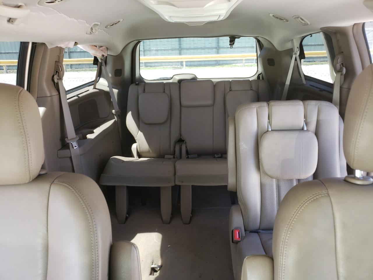 2A4RR8DG0BR659444 2011 Chrysler Town & Country Touring L