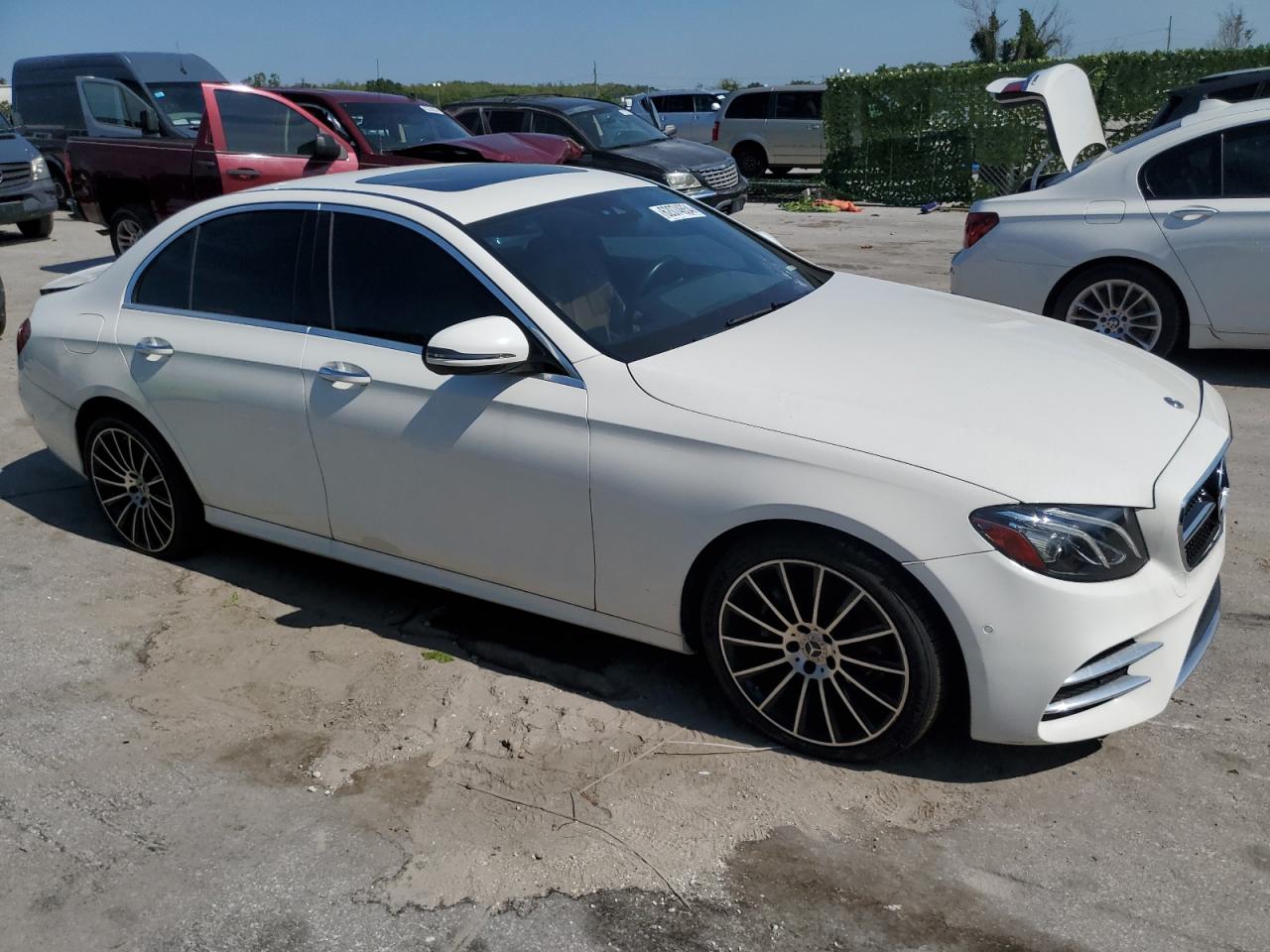 2018 Mercedes-Benz E 300 vin: WDDZF4JB7JA472579