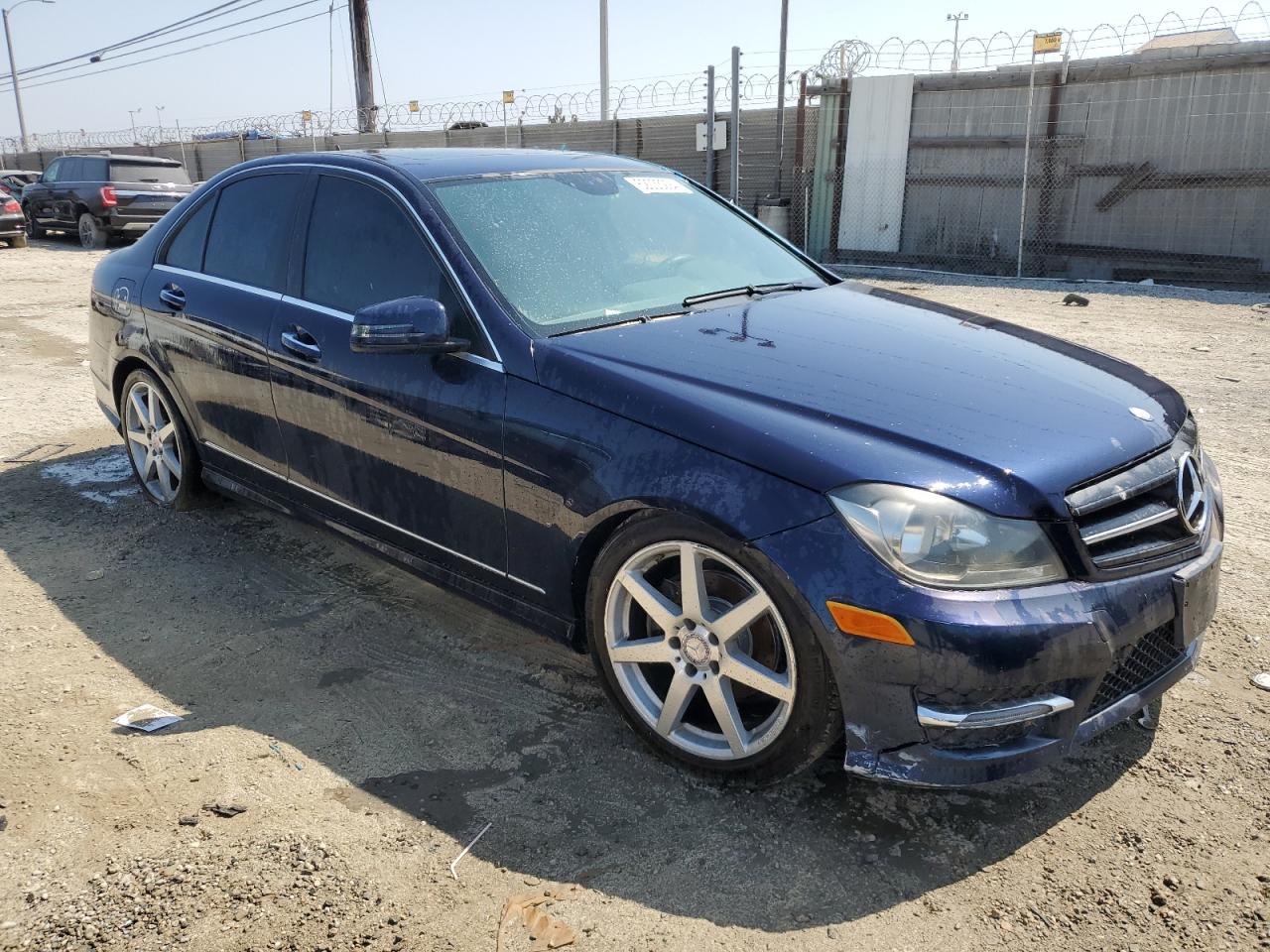 2013 Mercedes-Benz C 250 vin: WDDGF4HB4DR268454