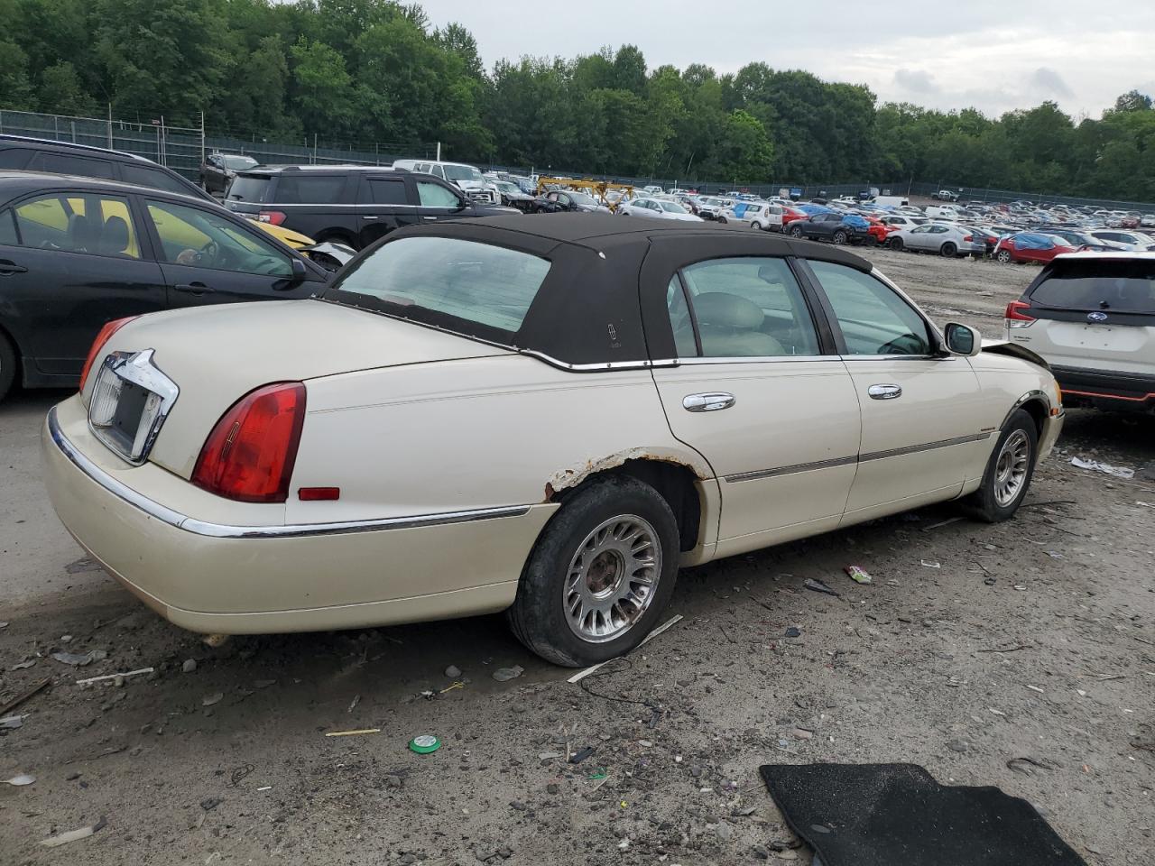 1LNHM83W8YY800964 2000 Lincoln Town Car Cartier