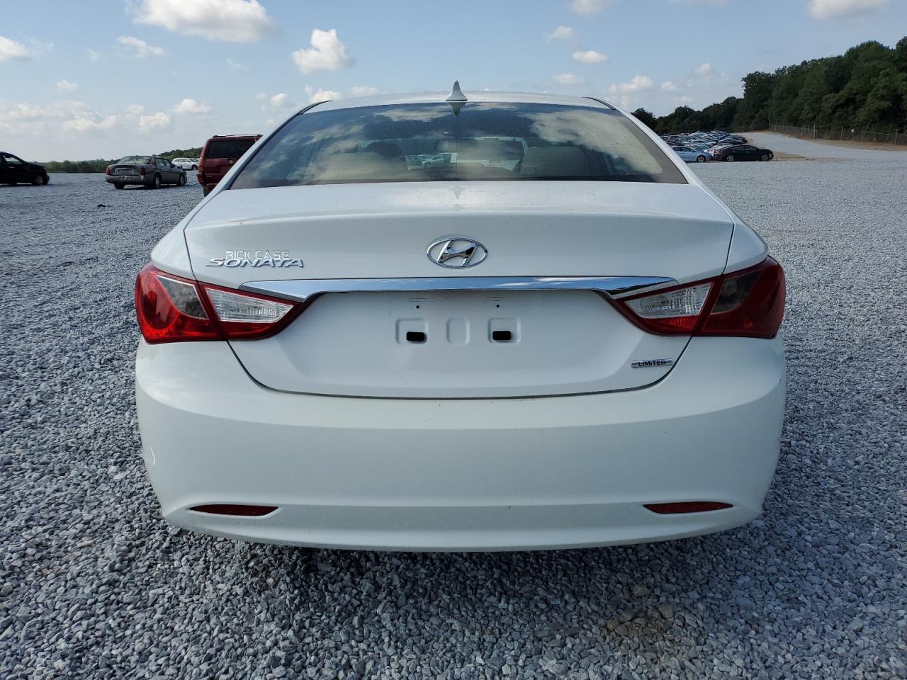 5NPEC4AC0BH165596 2011 Hyundai Sonata Se