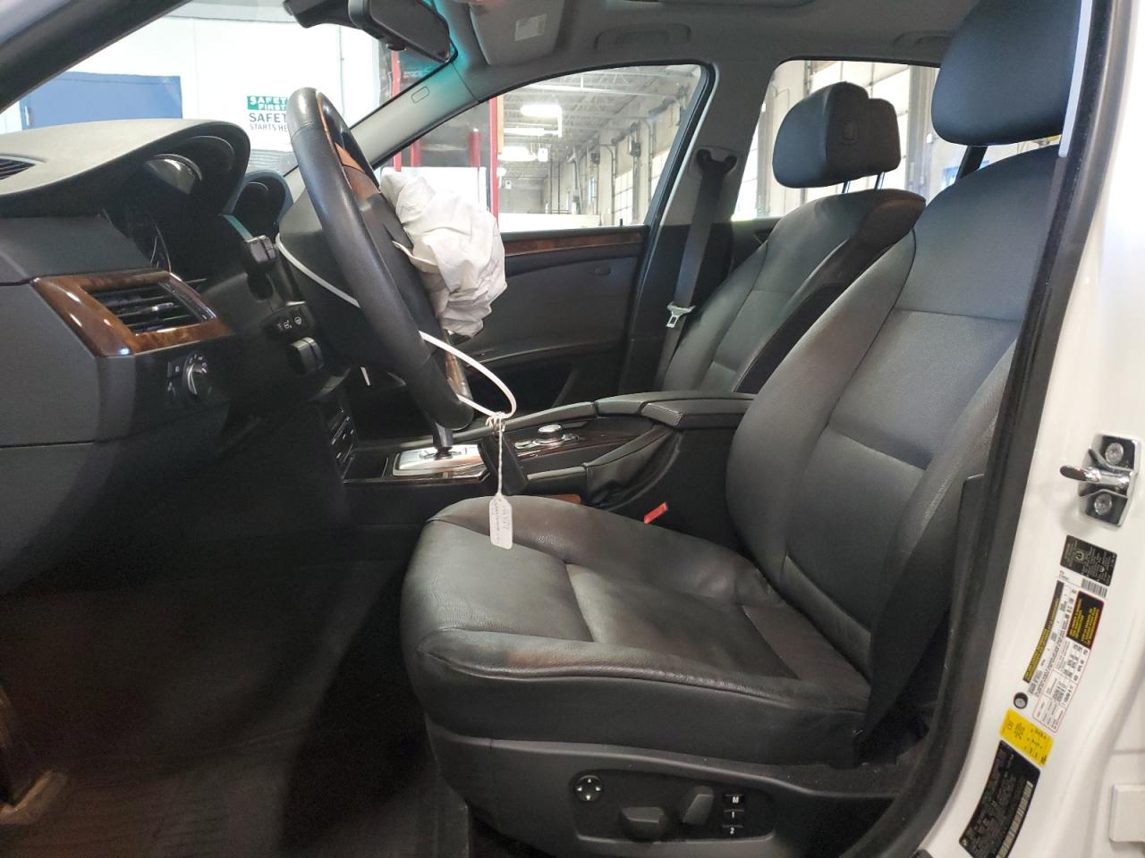 WBANV13509C155032 2009 BMW 528 Xi