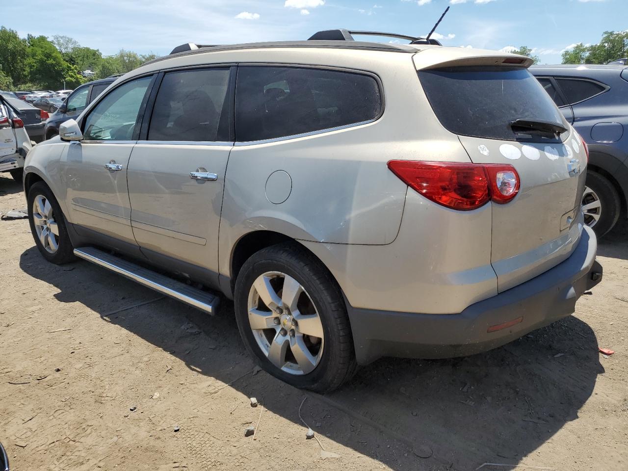 1GNKRGEDXBJ402390 2011 Chevrolet Traverse Lt