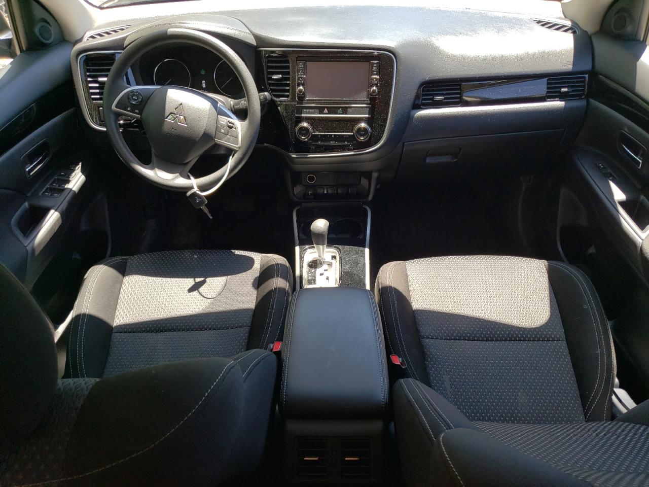 JA4AZ3A32KZ032073 2019 Mitsubishi Outlander Se