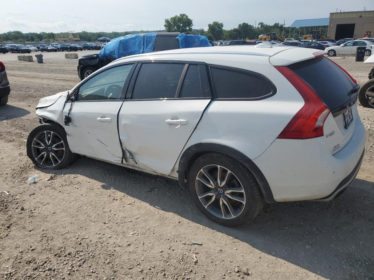 Lot #2989515849 2018 VOLVO V60 CROSS