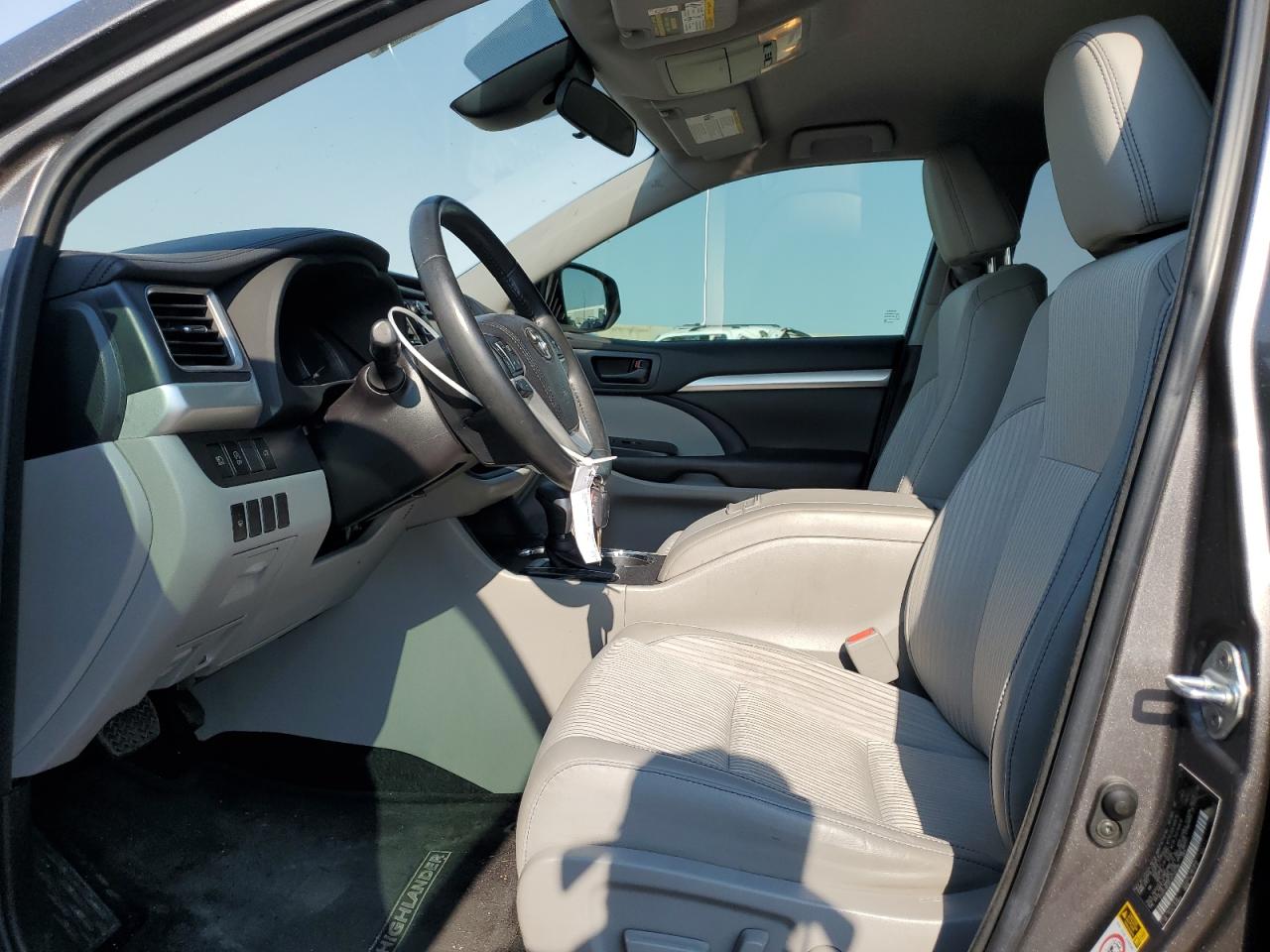 5TDZZRFH2JS246738 2018 Toyota Highlander Le