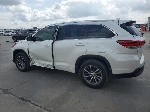 VIN 5TDKZRFH7JS283690 2018 Toyota Highlander, SE no.2