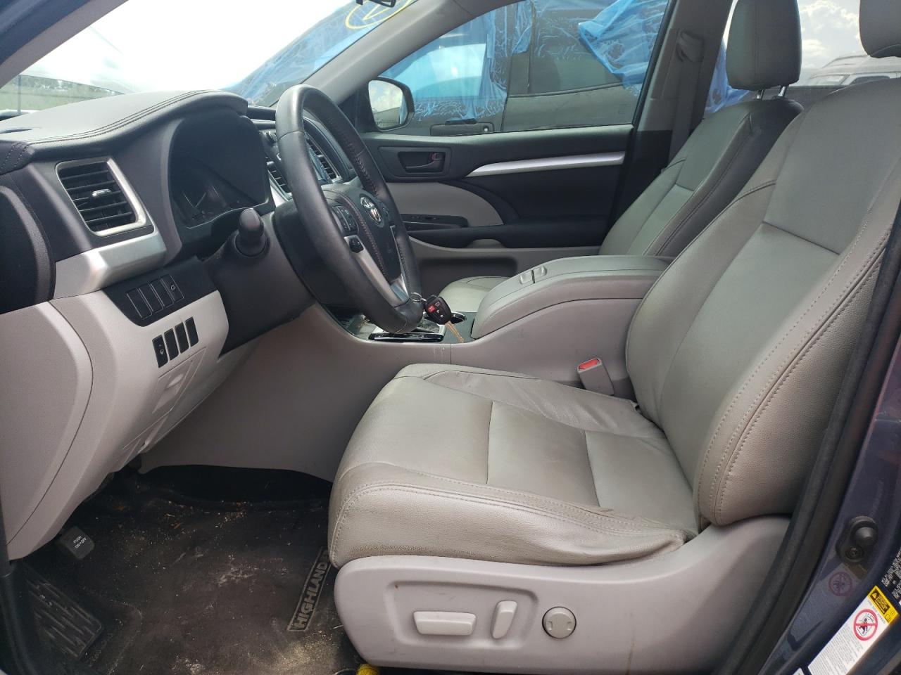 5TDZKRFH0FS057999 2015 Toyota Highlander Le