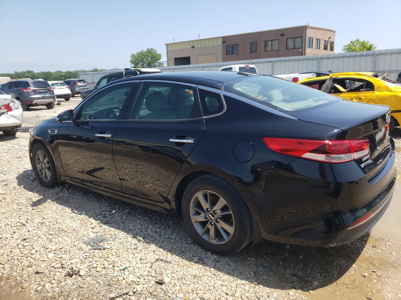 2017 Kia Optima Lx vin: 5XXGT4L10HG124555