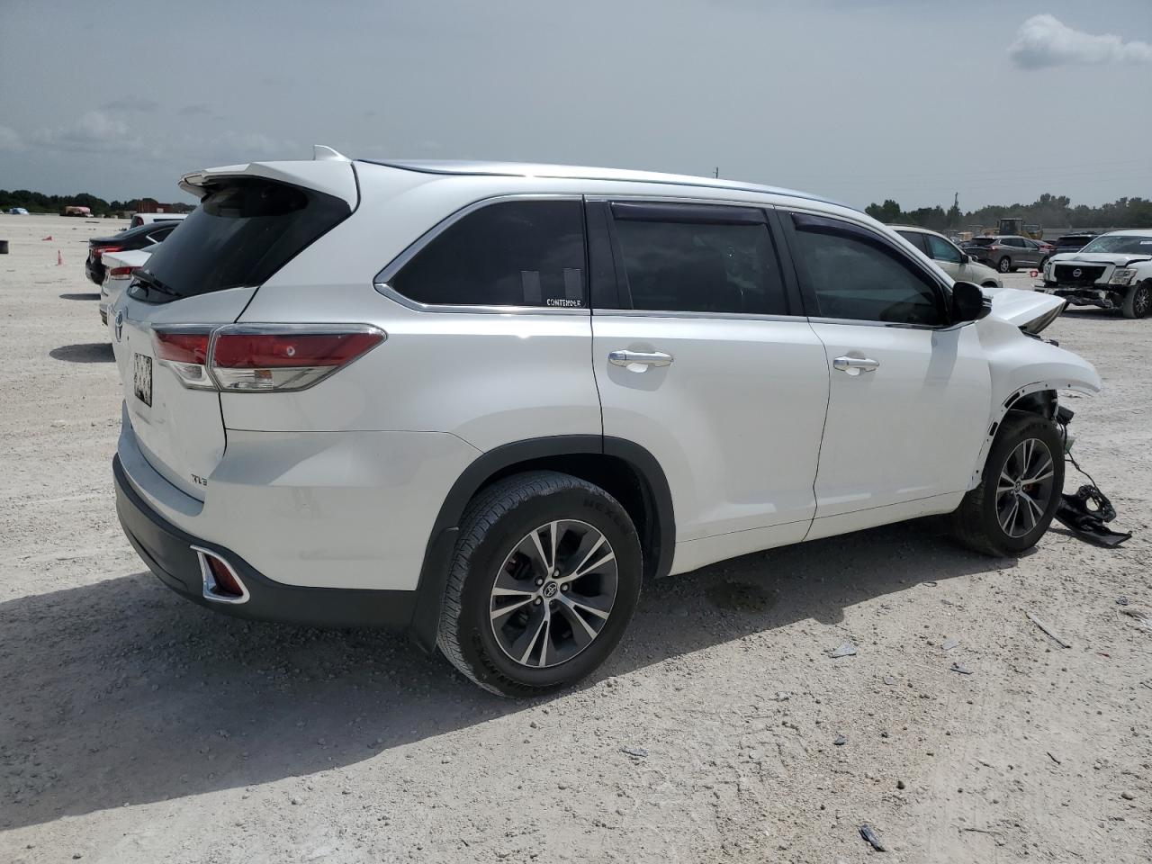 5TDKKRFH4GS156246 2016 Toyota Highlander Xle