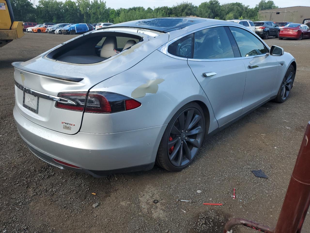 Lot #2819153133 2015 TESLA MODEL S P8