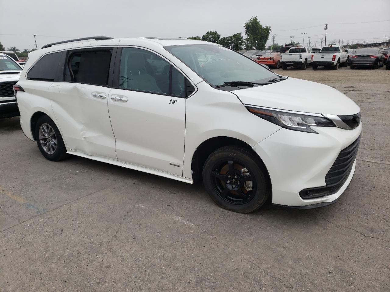 5TDYRKEC9MS026185 2021 Toyota Sienna Xle