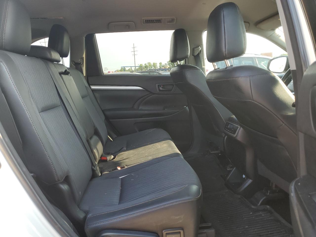 5TDZKRFH8GS155423 2016 Toyota Highlander Le