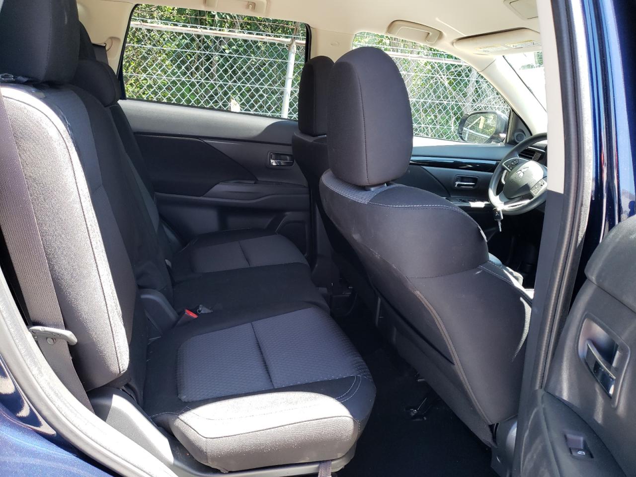 JA4AZ3A32KZ032073 2019 Mitsubishi Outlander Se