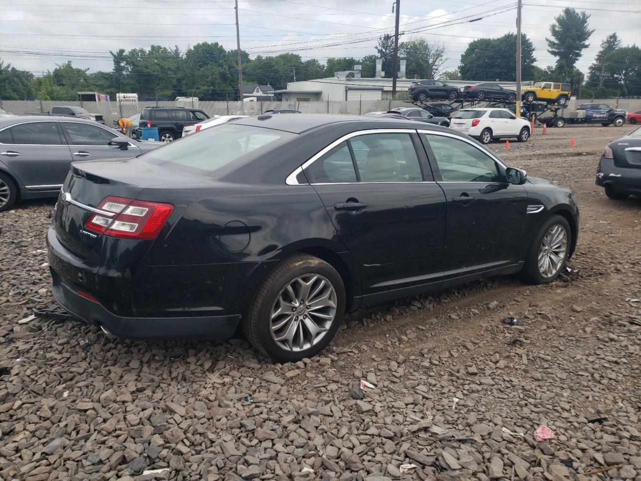 Lot #2989045555 2014 FORD TAURUS LIM