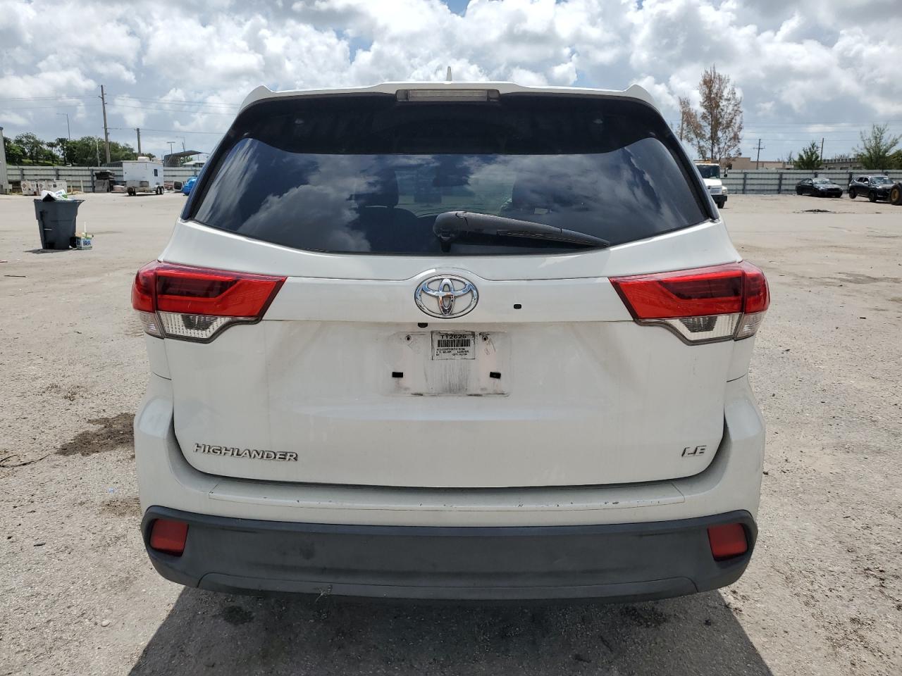 5TDZZRFH0KS316786 2019 Toyota Highlander Le