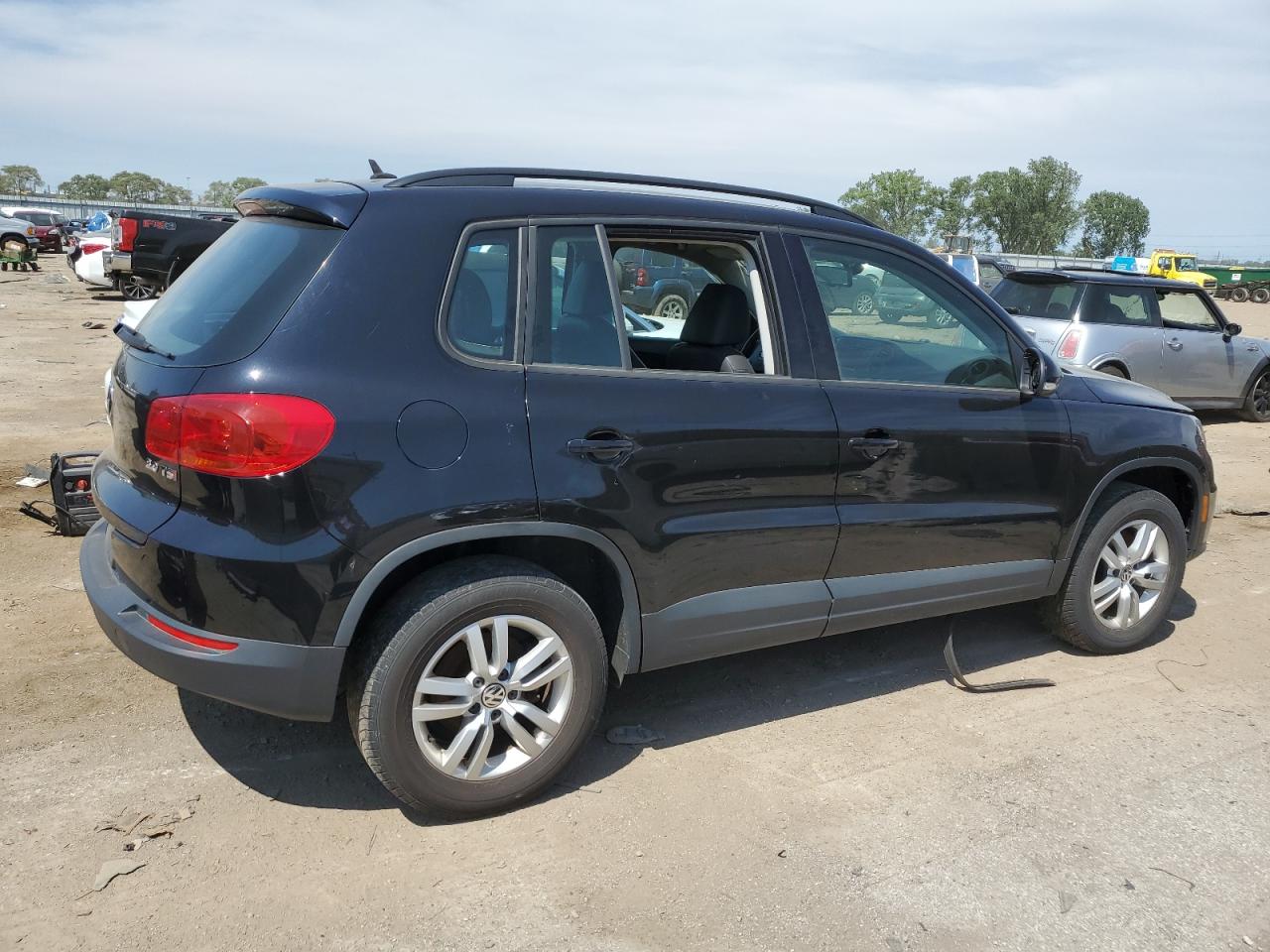 2016 Volkswagen Tiguan S vin: WVGAV7AX7GW586659