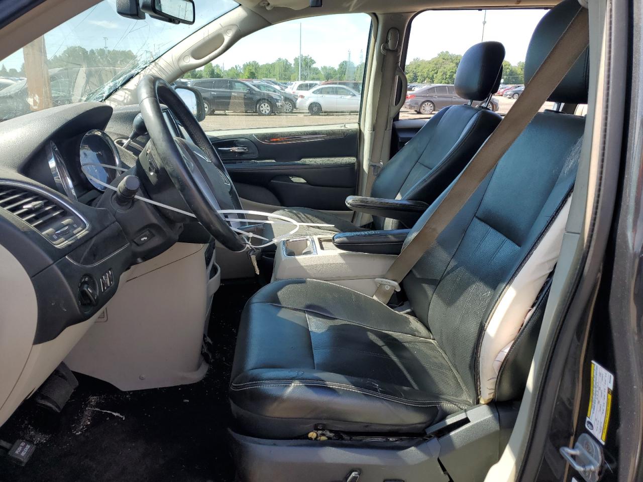 2A4RR8DG0BR690094 2011 Chrysler Town & Country Touring L