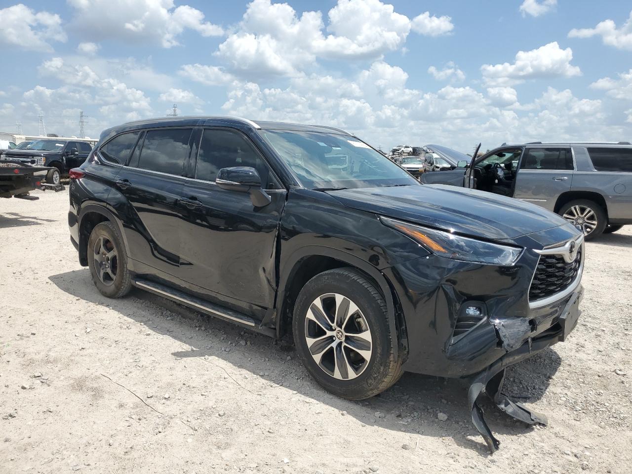 2022 Toyota Highlander Xle vin: 5TDGZRAH8NS137866