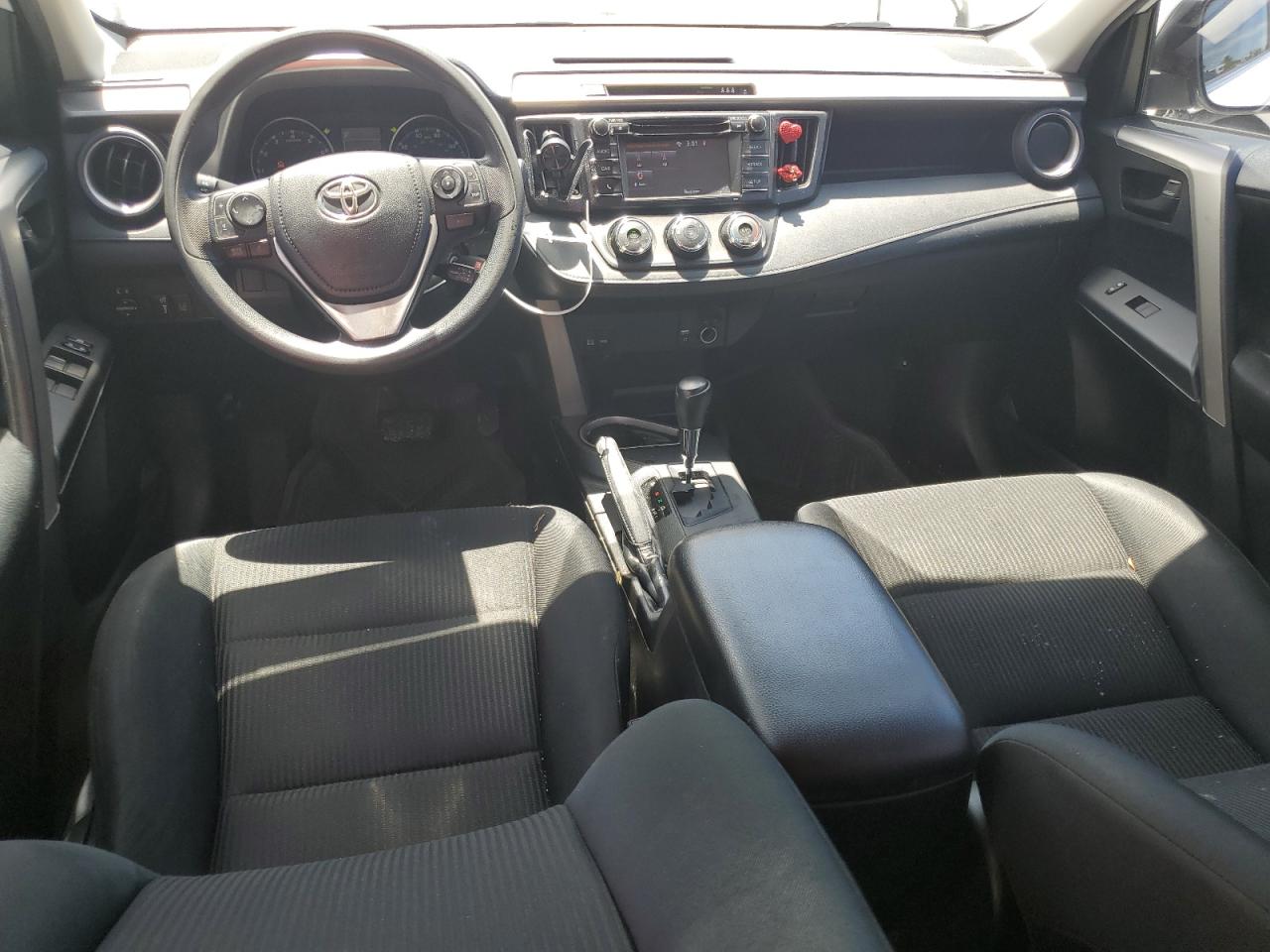 2T3ZFREV0HW388725 2017 Toyota Rav4 Le