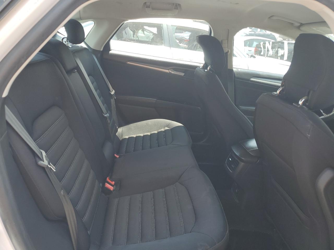 3FA6P0H79ER135031 2014 Ford Fusion Se