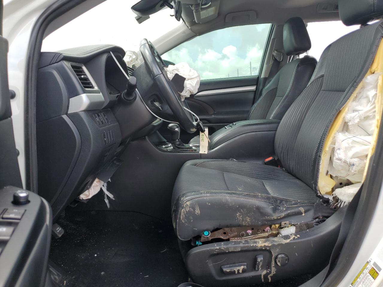 5TDZZRFH0KS316786 2019 Toyota Highlander Le