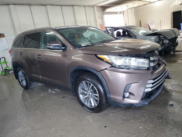 VIN 5TDJZRFH2KS974316 2019 Toyota Highlander, SE no.4