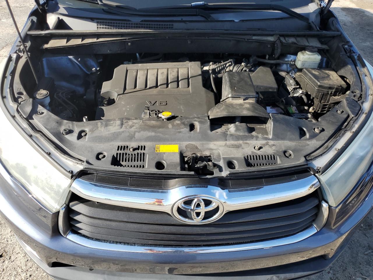 5TDZKRFH0FS057999 2015 Toyota Highlander Le