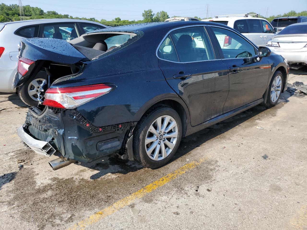 2018 Toyota Camry L vin: 4T1B11HK1JU610500