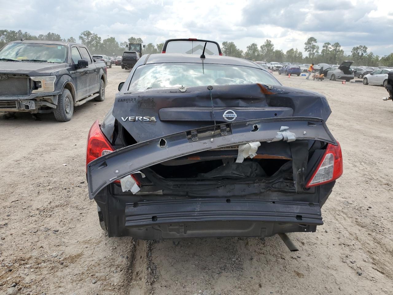 Lot #3311607218 2015 NISSAN VERSA S