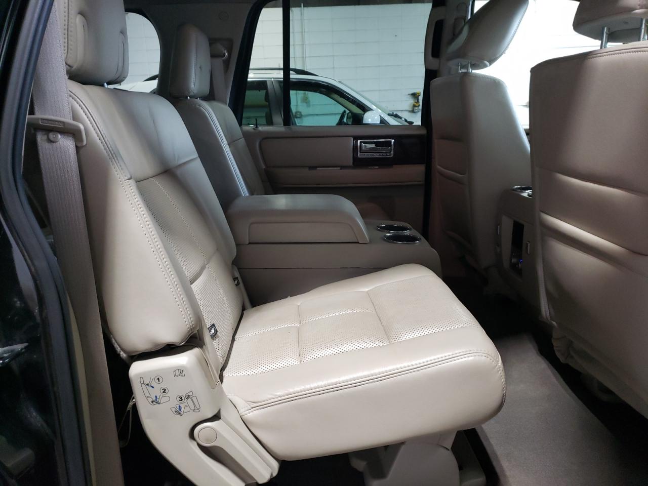 5LMJJ3J52AEJ11188 2010 Lincoln Navigator L