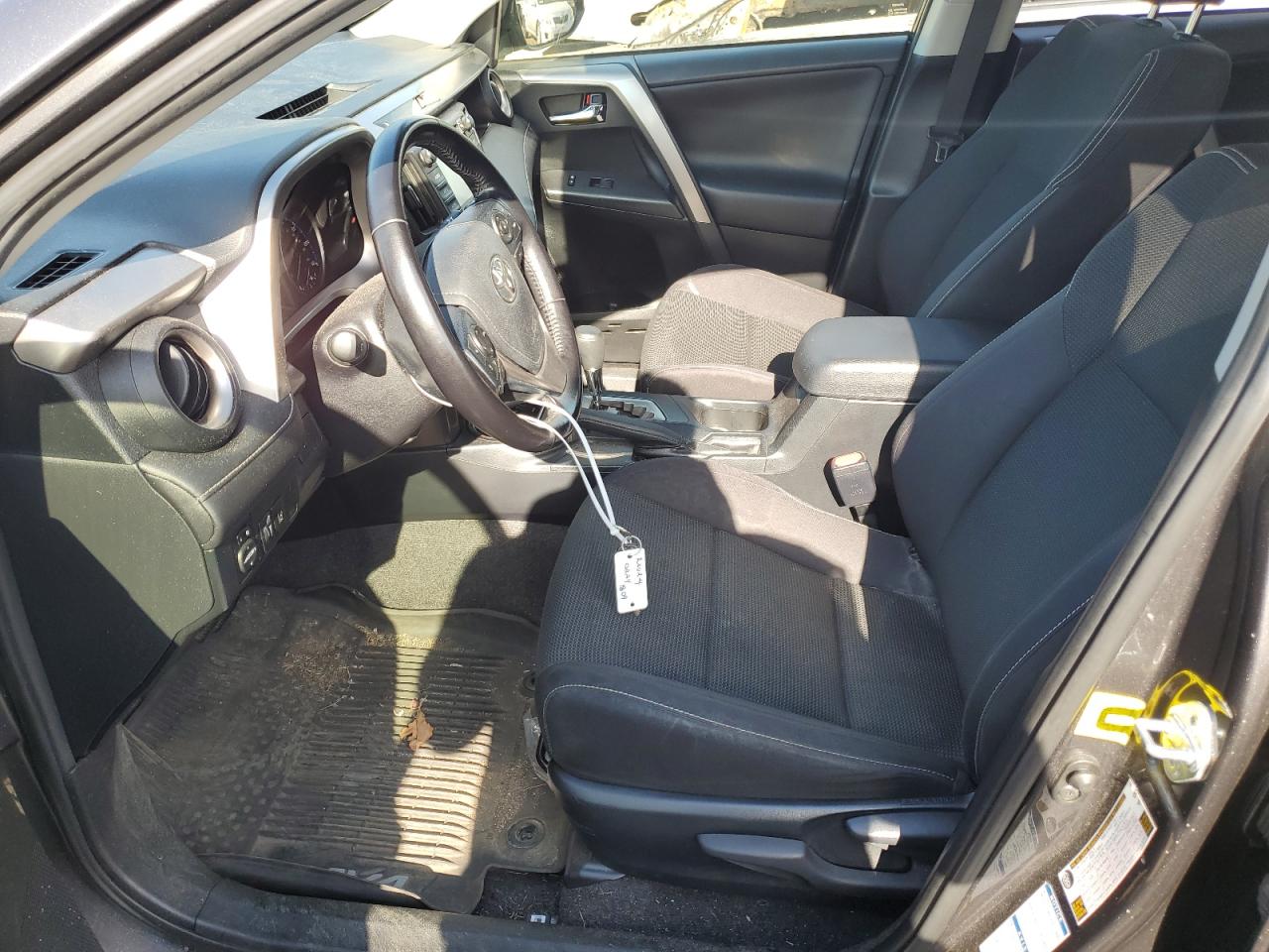 JTMRFREV7HJ131611 2017 Toyota Rav4 Xle