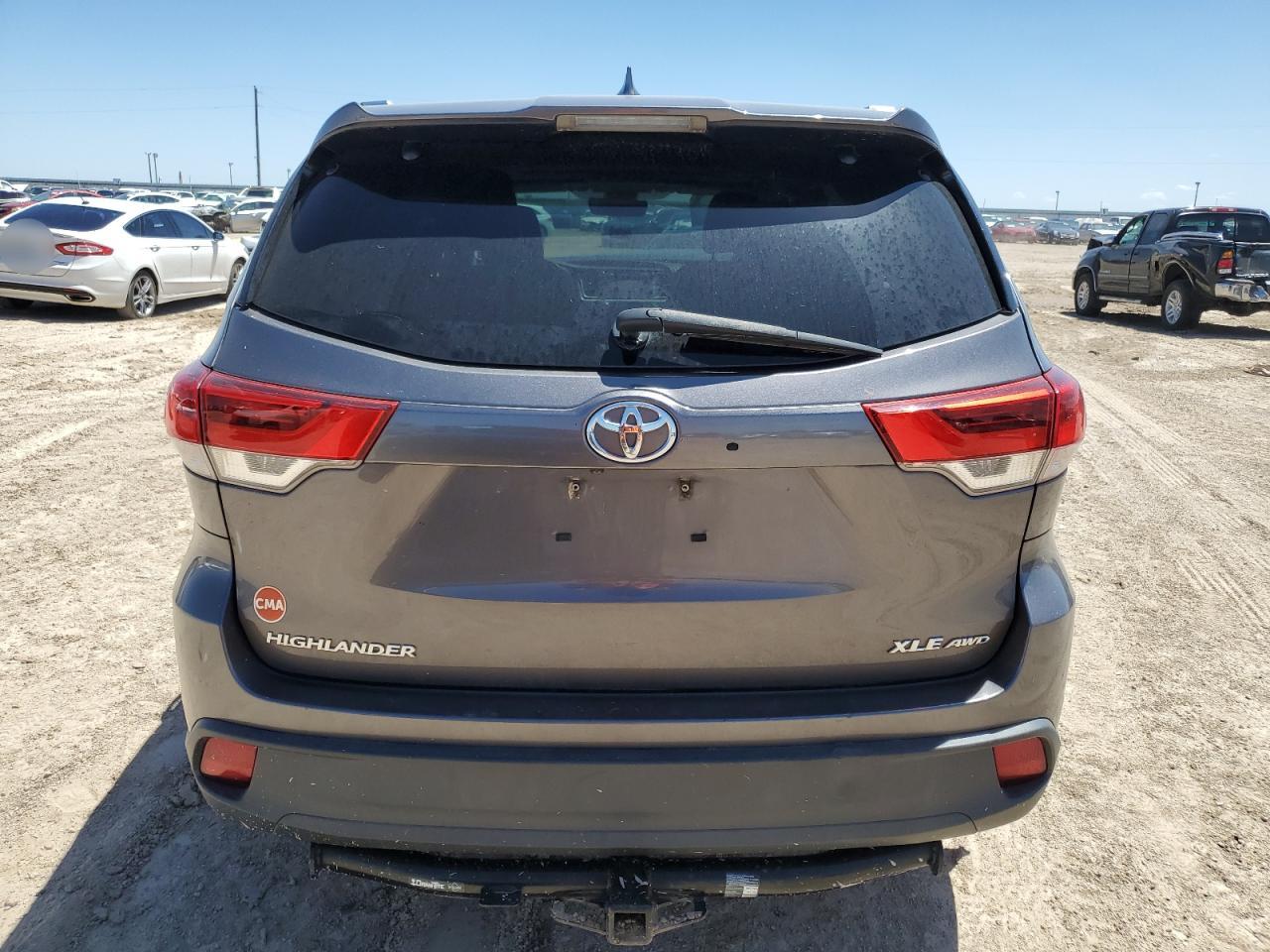 5TDJZRFH9JS528081 2018 Toyota Highlander Se