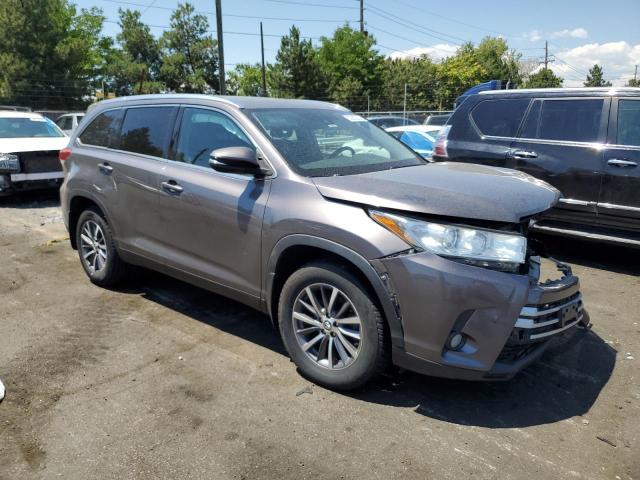 VIN 5TDJZRFHXKS581325 2019 Toyota Highlander, SE no.4