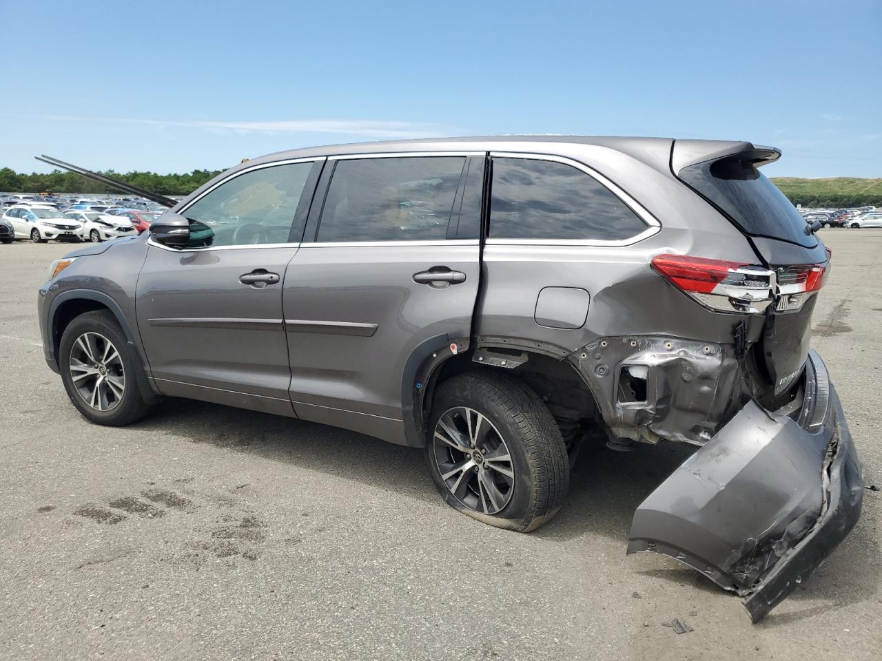 5TDBZRFH3JS820636 2018 Toyota Highlander Le