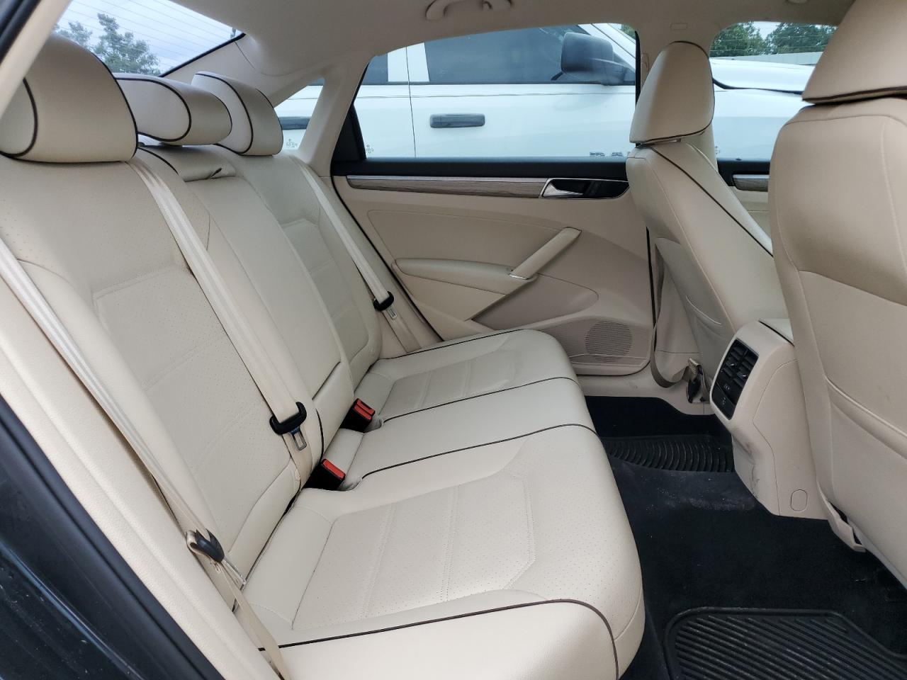 1VWBT7A38HC030601 2017 Volkswagen Passat Se