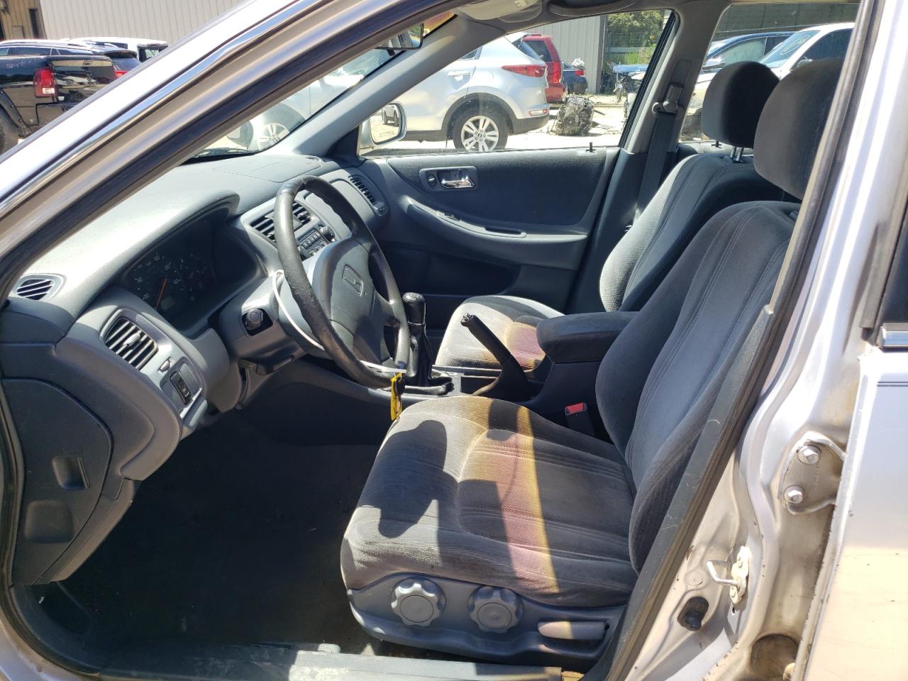 1HGCG6554YA047023 2000 Honda Accord Lx