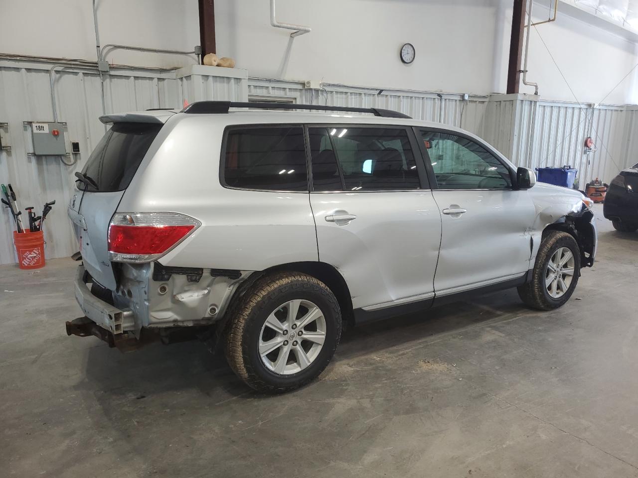 5TDBK3EH8DS177840 2013 Toyota Highlander Base