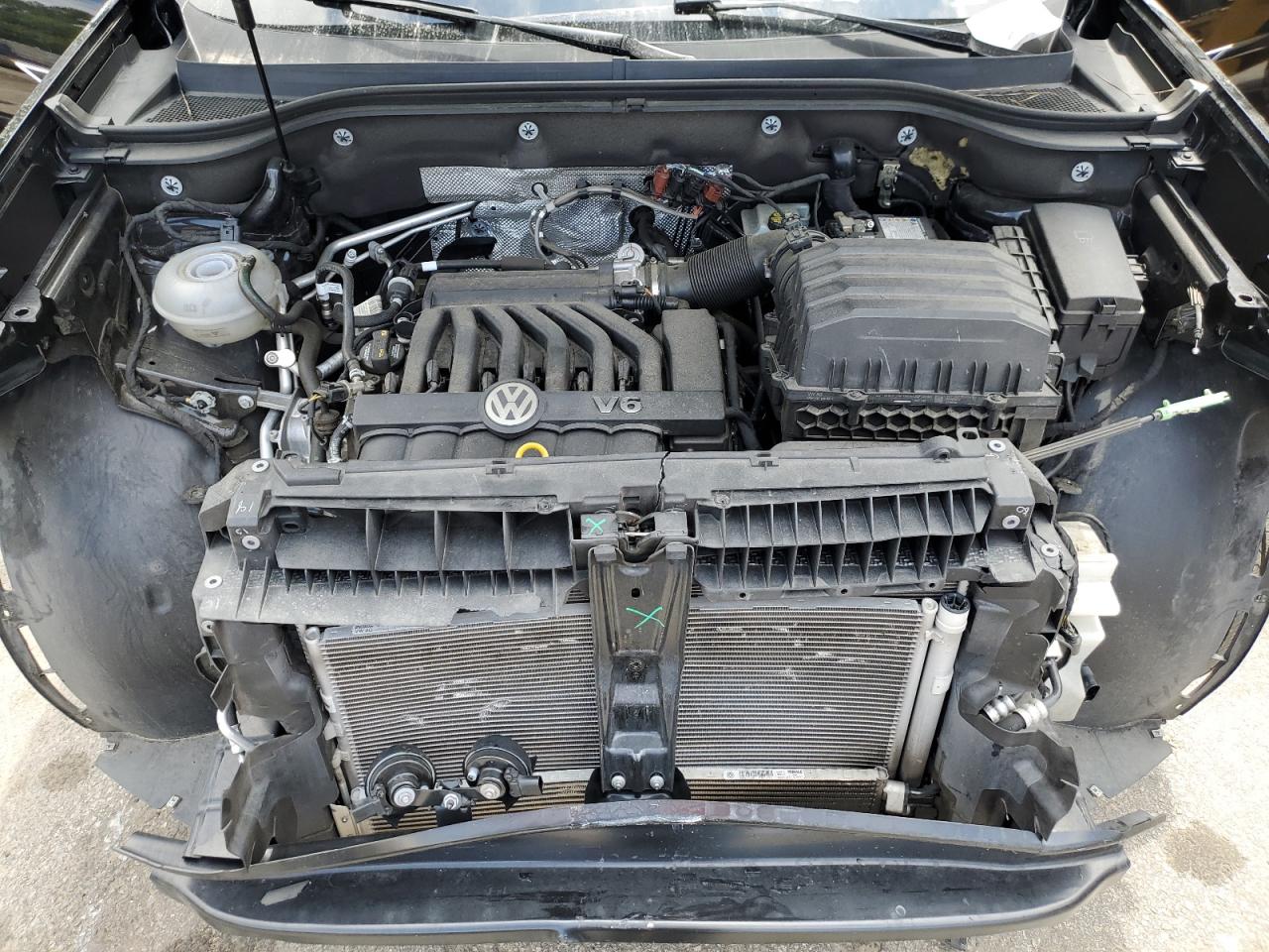 1V2FR2CA2JC529223 2018 Volkswagen Atlas Se